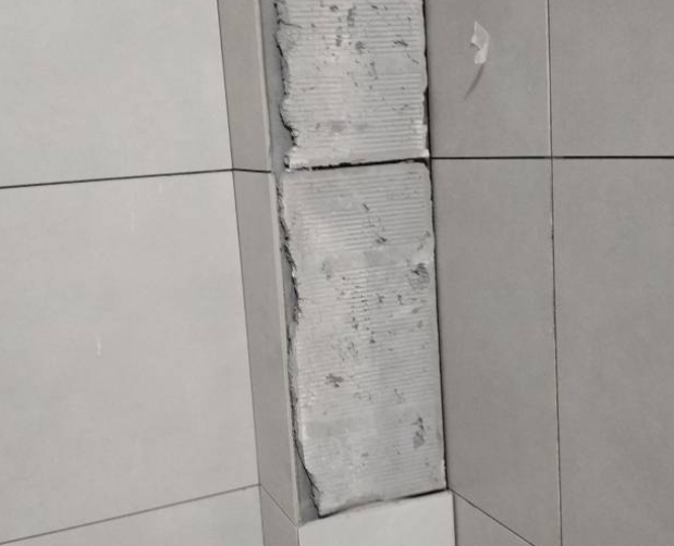 商丘市瓷砖空鼓维修公司分享下瓷砖施工前基层浇水润湿程度不足，可能导致以下问题